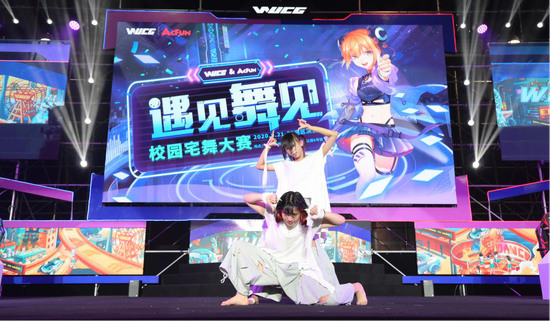 TCL电竞嘉年华在厦门点燃激情 X11L助力玩家迎接S赛盛宴